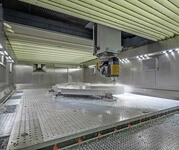 Das Dinomax-BAZ verfügt über Siemens-Linearmotoren und hat einen Verfahrweg von 6.000 x 3.500 x 1.500 mm. Mit bis zu 22.000 1/min fräst sich die FPTDinomax durch Aluminium oder Stahl – vollautomatisch, hochpräzise und effizient.
